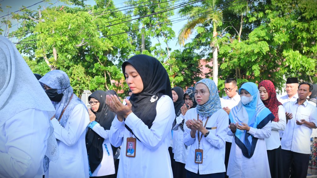 Para pegawai UIN Antasari saat khusyuk berdoa (Foto:Humas/Jamal Ripani)