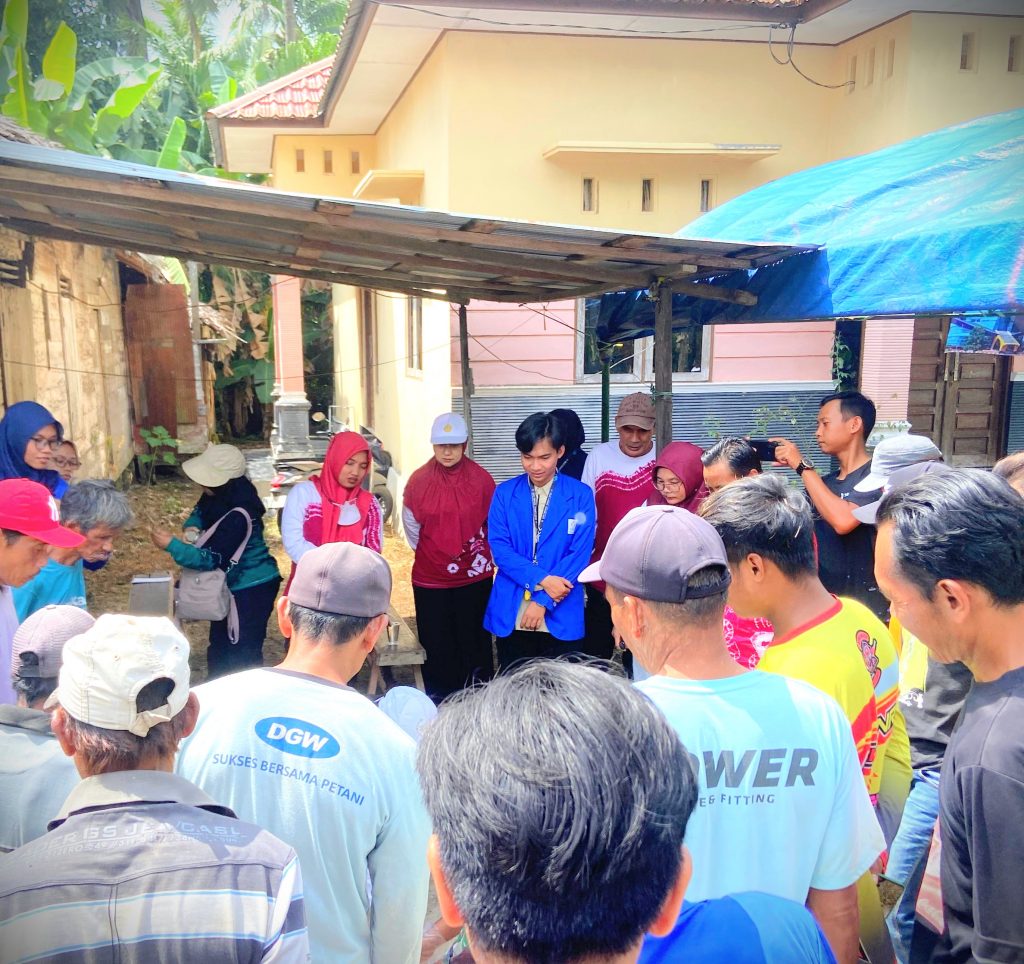 Para peserta saat antusias menyaksikan cara mengendalikan hama tikus.