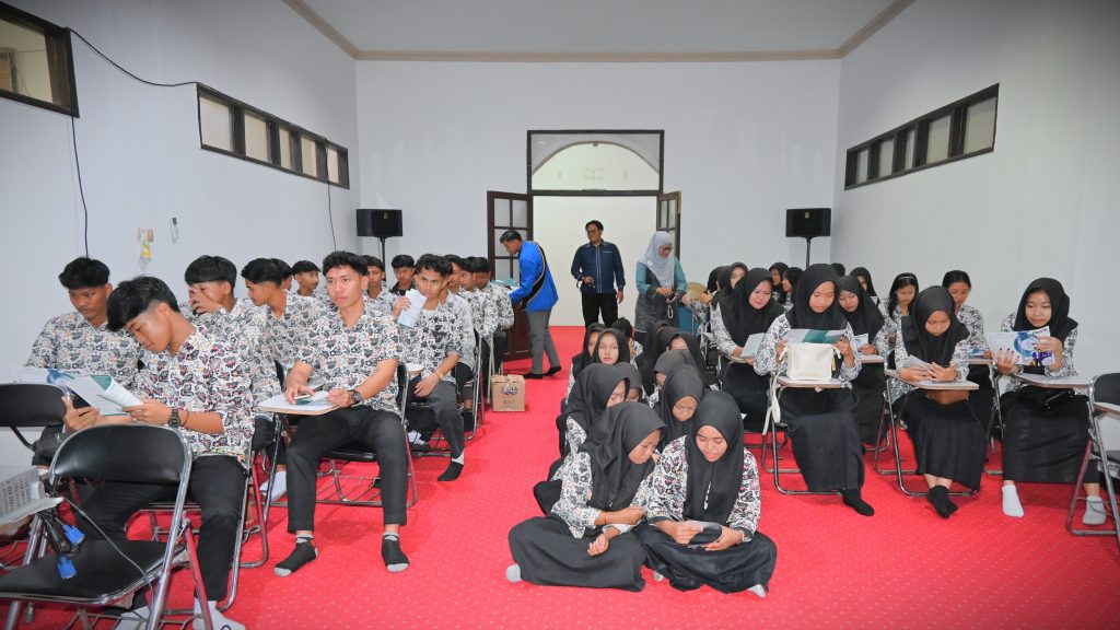 Para siswa SMAN 1 Batu Ampar saat memperhatikan brosur UIN Antasari di Aula Perpustakaan Kampus 1 (Foto:Humas/Jamal Ripani)