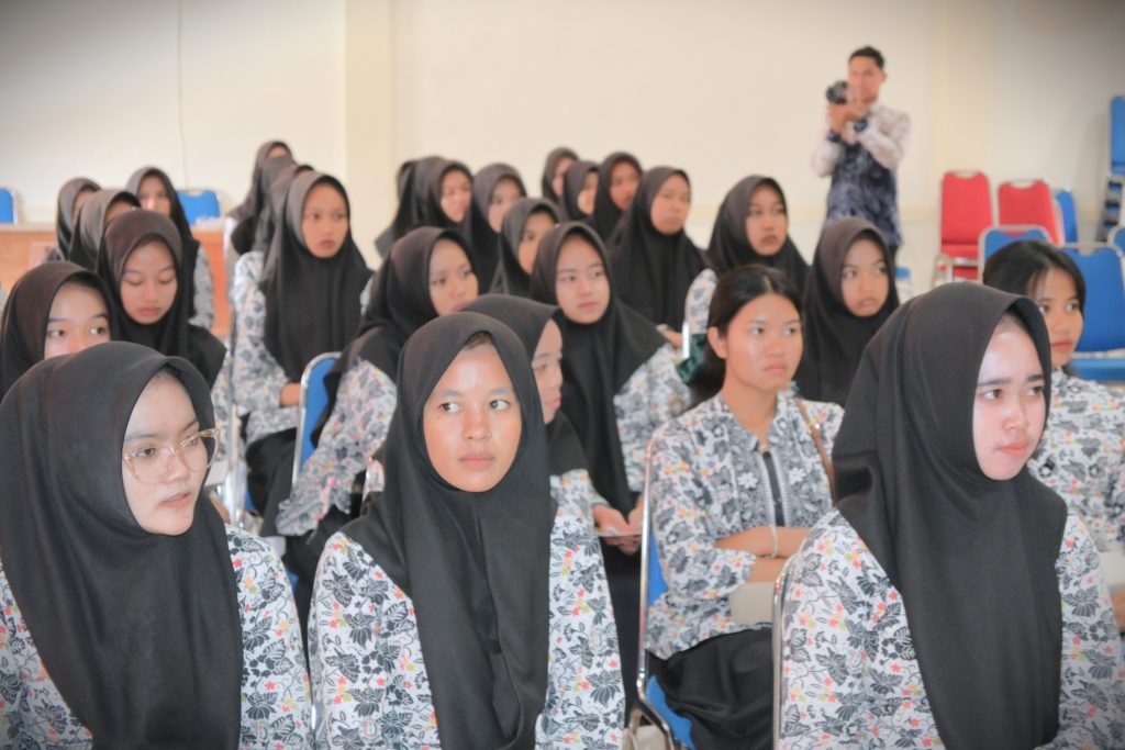 Para siswi SMAN 1 Batu Ampar saat mengikuti sosialisasi di Aula Gedung FTK (Foto:Humas/Achmad Magfur)