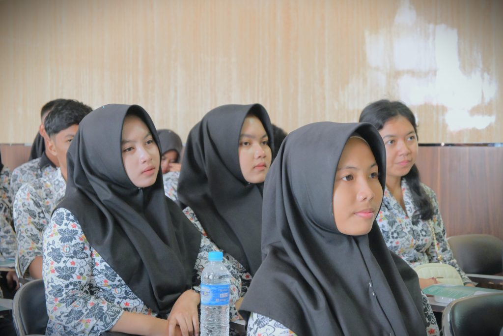 Para siswi SMAN 1 Batu Ampar saat mengikuti sosialisasi di Aula Fakultas Syariah (Foto:Humas/Achmad Magfur)