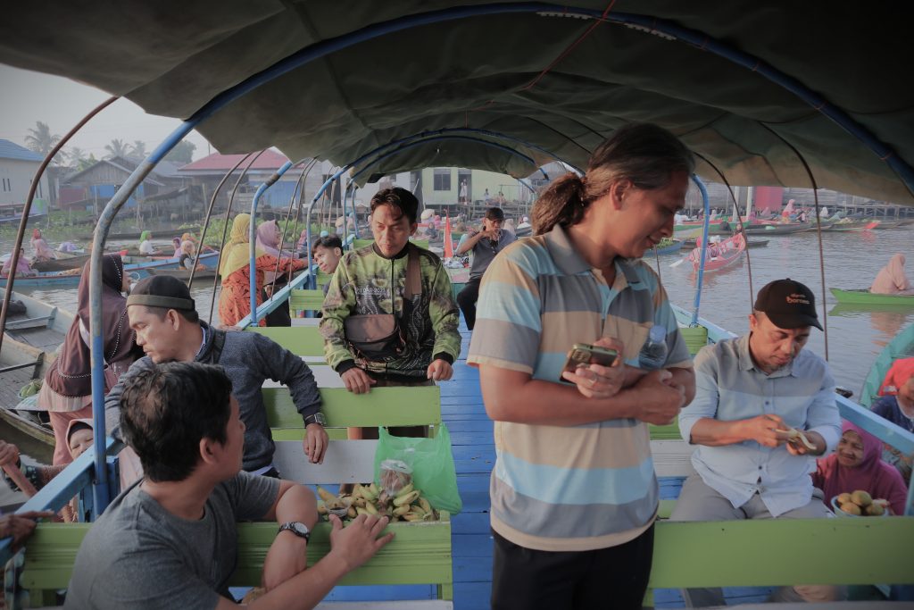 Para tamu BIRF ke-3 saat menikmati suasana Pasar Terapung (Foto:Humas/Achmad Magfur)