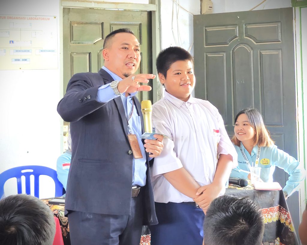 Pemateri dari LBH saat mengajak salah satu siswa tampil percaya diri.