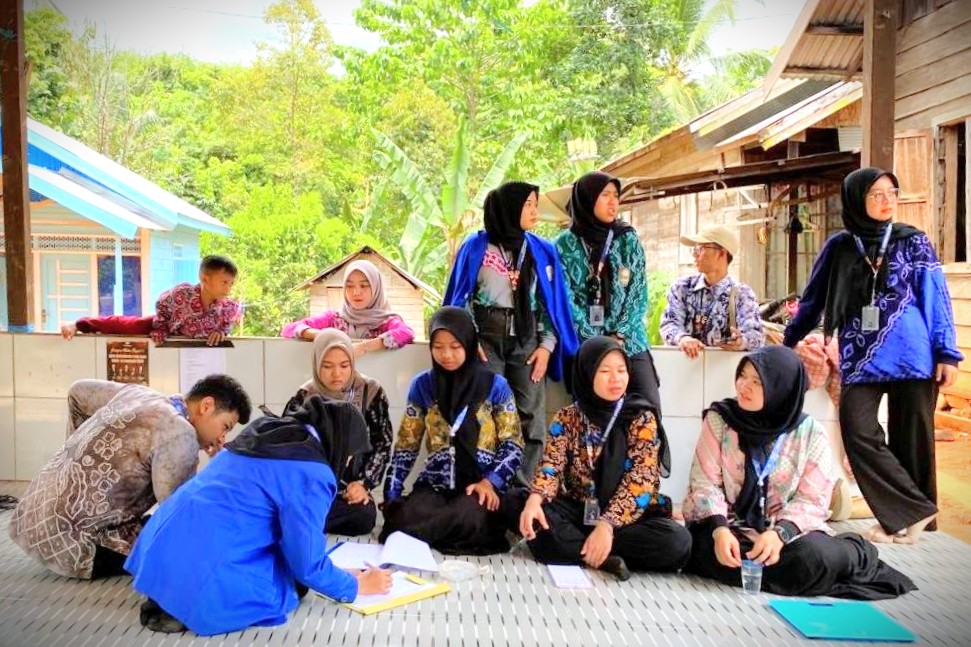 Persiapan pemeriksaan kesehatan dibantu oleh mahasiswa KKN.