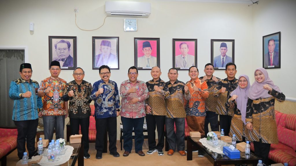 Pimpinan UIN Antasari saat berfoto bersama Tim ZI FSH UIN Jakarta.