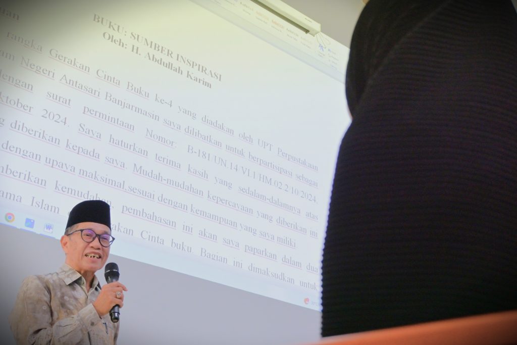 Prof. Dr. H. Abdullah Karim, M.Ag. saat menjadi pembicara pertama (Foto:Humas/Achmad Magfur)