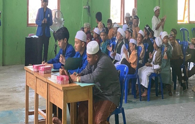 Proses penjurian lomba yang disaksikan ceria anak-anak.