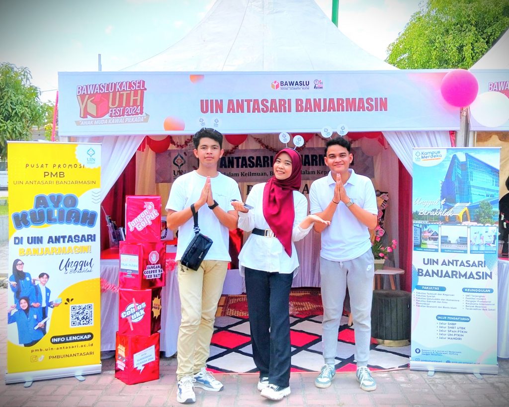 Putra-Putri Antasari yang tampil ceria di Stan UIN Antasari Bawaslu Kalsel Youth Fest 2024.