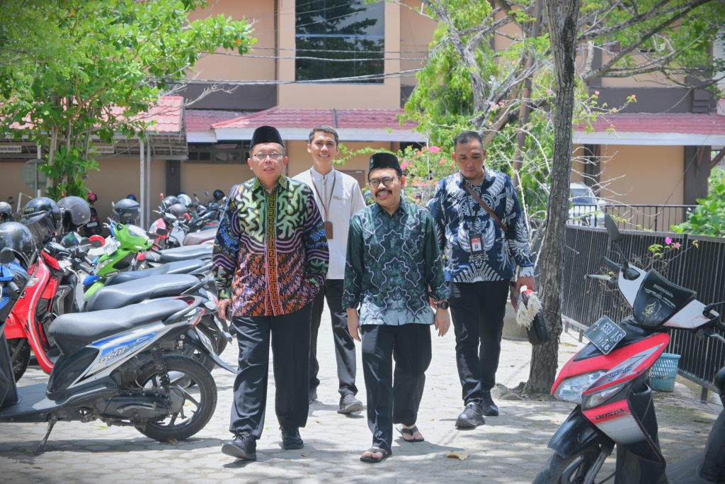 Rektor UIN Antasari saat menemani Hakim Konstitusi RI ketika ingin Salat Jumat di Masjid Kampus 1 Abdurrahman Ismail (Foto:Humas/Jamal Ripani)