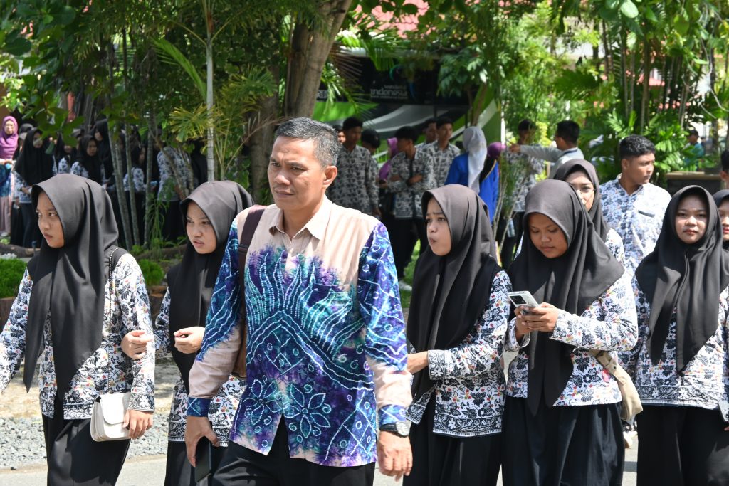 Rombongan SMAN 1 Batu Ampar saat diarahkan berpencar ke 3 tempat sosialisasi (Foto:Humas/Jamal Ripani)