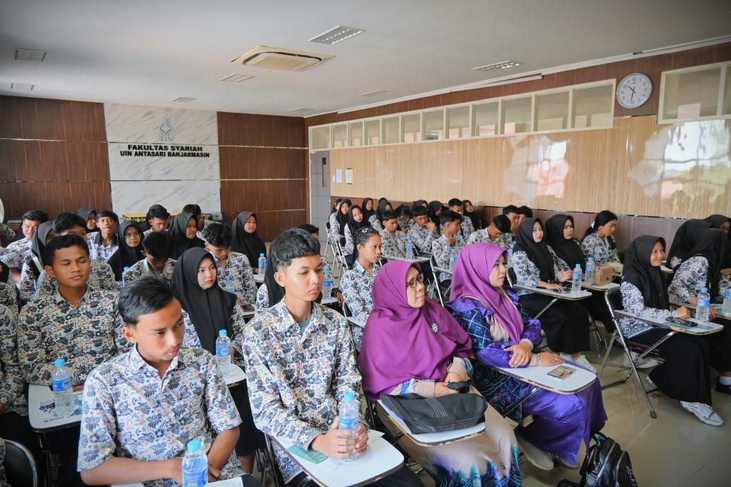 Rombongan SMAN 1 Batu Ampar saat mengikuti sosialisasi di Aula Gedung Fakultas Syariah (Foto:Humas/Achmad Magfur)