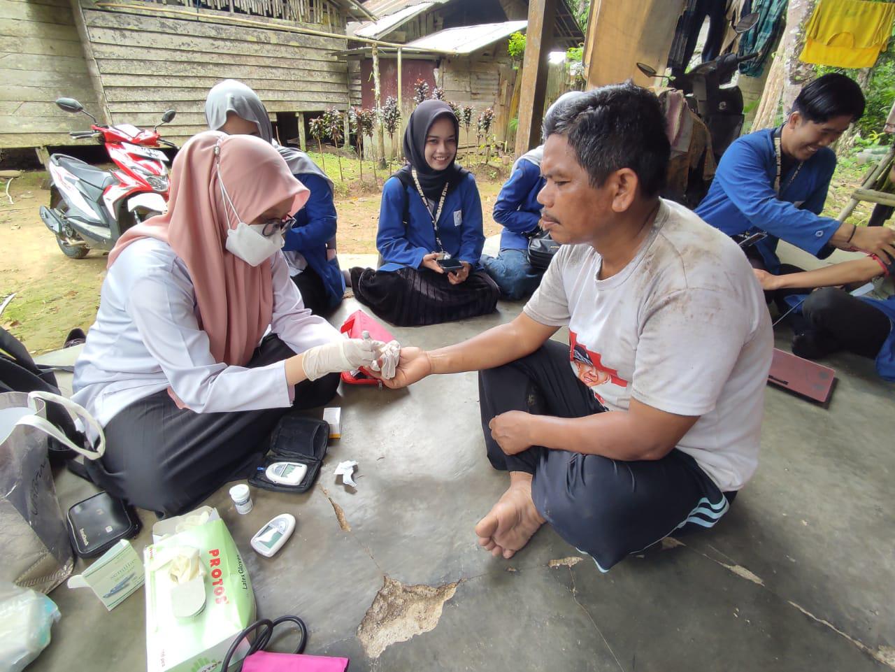 Salah satu warga desa sedang menjalani pemeriksaan.