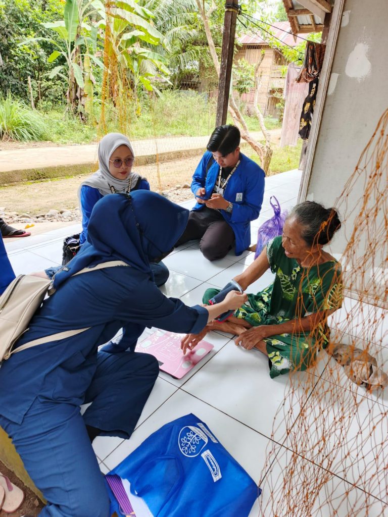 Salah satu warga lansia sedang menjalani pemeriksaan.