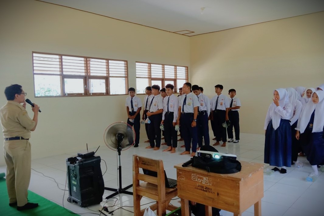 Sambutan Kepala Sekolah SMPN 2 Tabanio Sekaligus Membuka Acara Sosialisasi