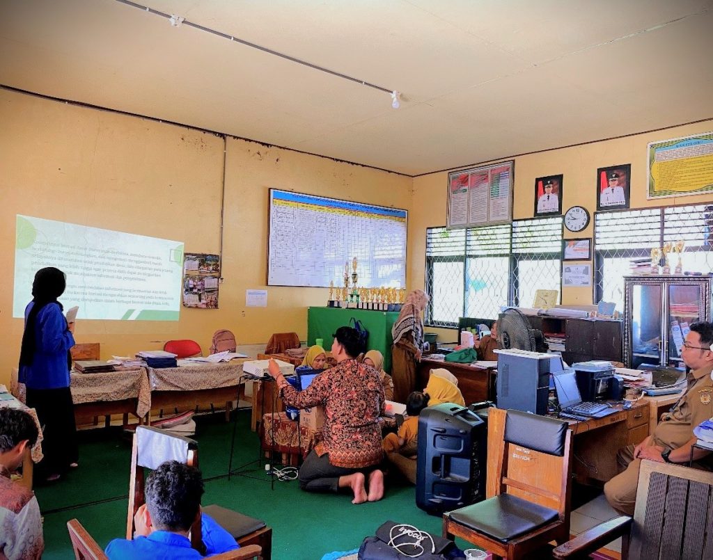 Sosialisasi Gerakan Literasi Sekolah oleh mahasiswi KKN di SDN 2 Haruyan Dayak