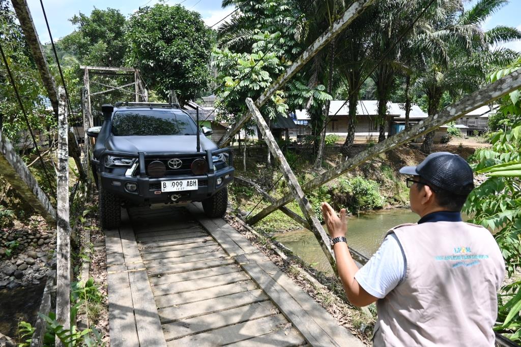 Staf Ahli LP2M UIN Antasari H. Ibnu Arabi, S.Ag., M.Fil.I. saat membantu mengarahkan mobil agar lancar melewati jembatan sempit.