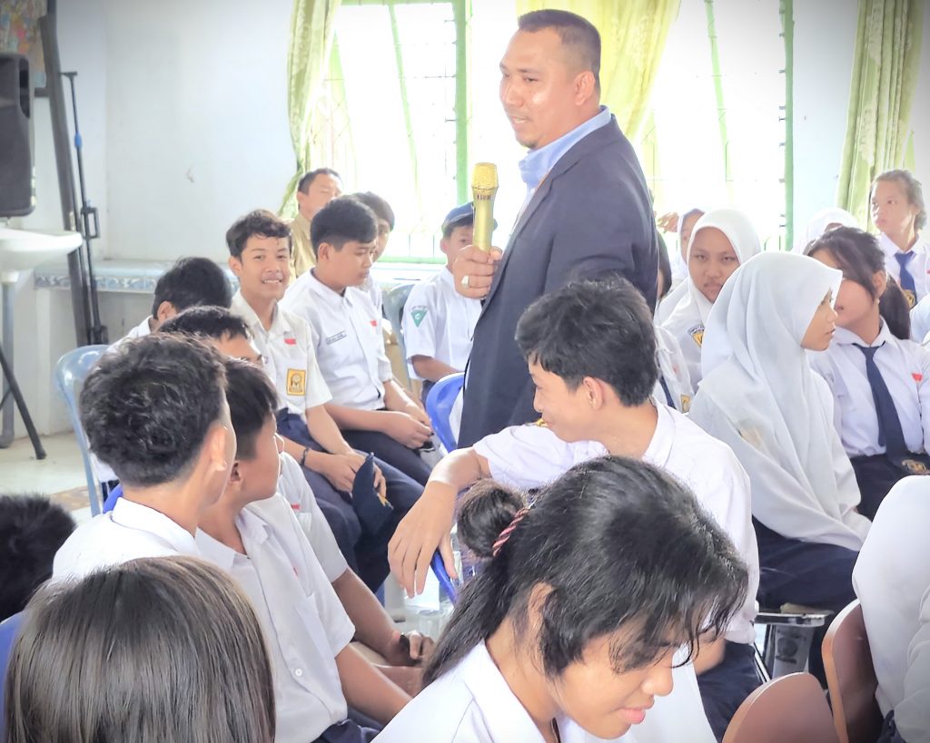 Suasana interaktif pemberian materi oleh LBH.