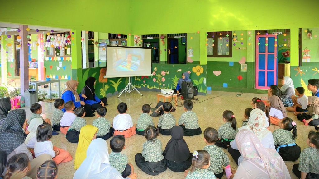 Suasana nobar kartun edukatif oleh para mahasiswa KKN di TK Negeri Pembina Panyipatan. - Copy