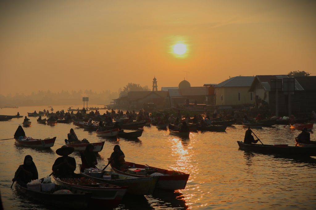 Suasana pagi Pasar Terapung Lok Baintan (Foto:Humas/Achmad Magfur)