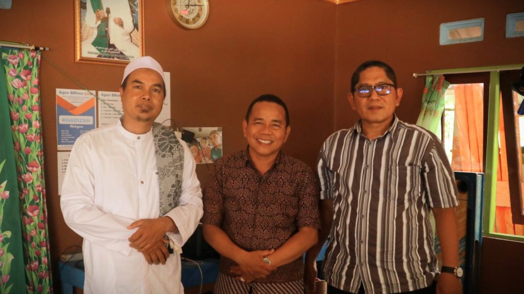 Tim LP2M UIN Antasari saat berfoto bersama Tokoh Agama Paramasan (Foto:Humas/Ali Akbar)