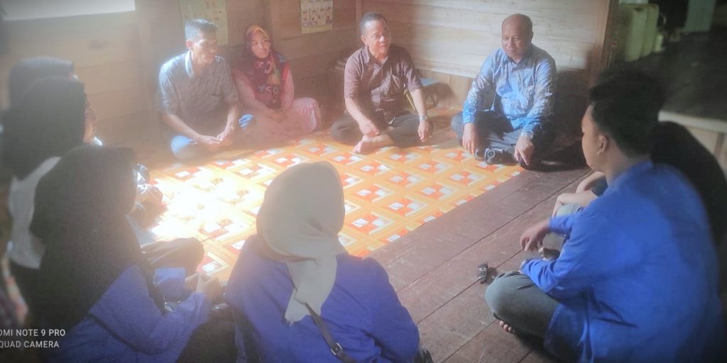 Tim LP2M UIN Antasari saat bersilaturahmi ke kediaman tokoh masyarakat Dusun Baringan (Foto:LP2M/Ibnu Arabi)