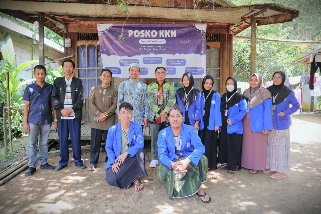 Tim Monitoring saat berfoto bersama Kelompok KKN Posko Desa Hulu Banyu 1 (Foto:Humas/Achmad Magfur)