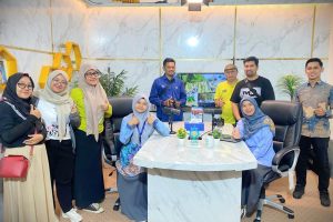 Tim Produksi Jejak Islam TVRI Kalsel saat berkunjung ke Studio Siniar Kampus 1 UIN Antasari.