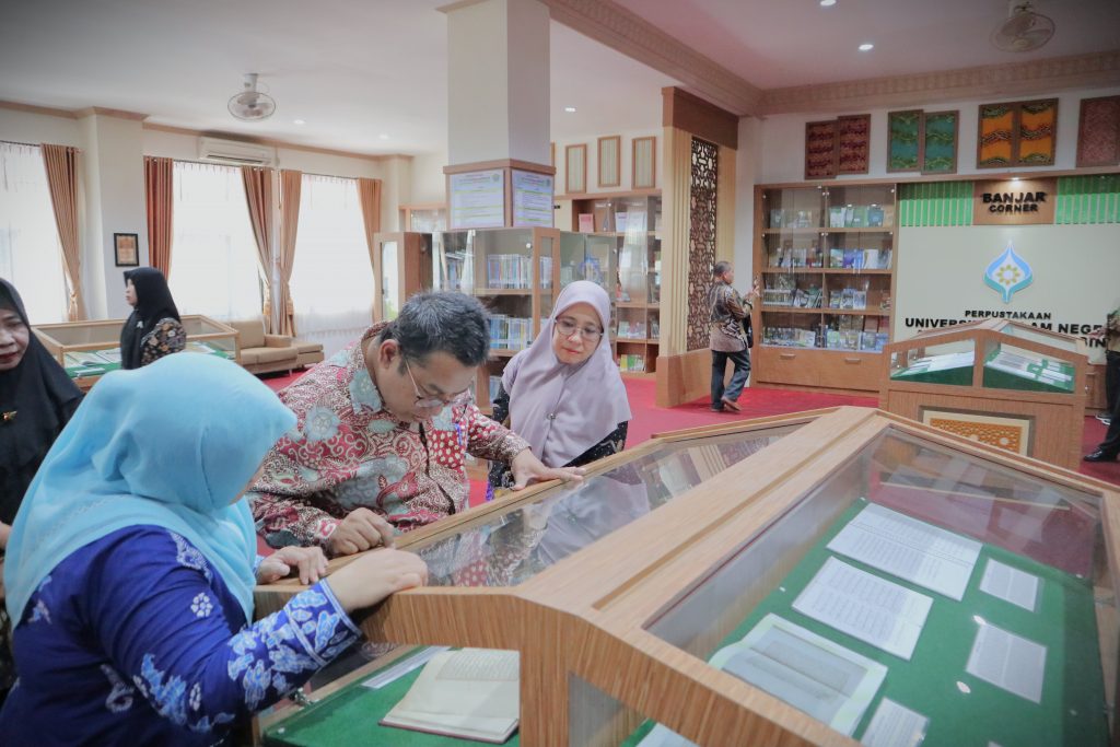 Tim ZI FSH UIN Jakarta saat berkunjung ke Banjar Corner.