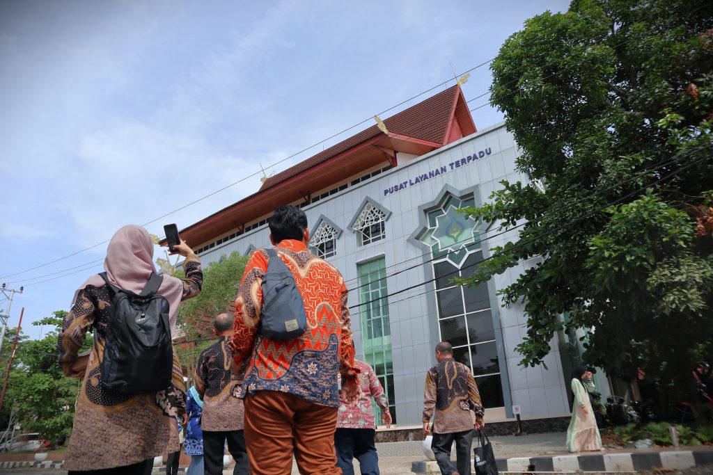 Tim ZI FSH UIN Jakarta saat diajak mengunjungi Gedung Pelayanan Terpadu Satu Pintu.