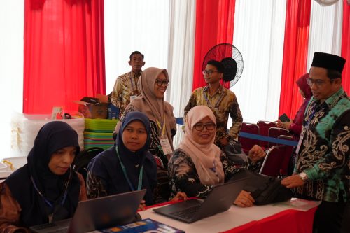 Kepala Biro AUPKK dan tim panitia sesaat sebelum registrasi dimulai. (Foto:Humas/Baiti Rahmi)