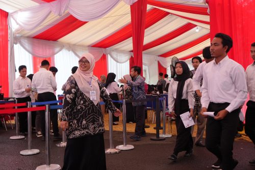 Mufidatun Nisa, S.Th.I., M.Fil.I bersama para peserta SKD CPNS. (Foto:Humas/Baiti Rahmi)