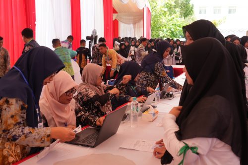 Anisa Juniarti, S.Kom dan Mufidatun Nisa, S.Th.I., M.Fil.I saat melayani peserta registrasi. (Foto: Humas/Baiti Rahmi)