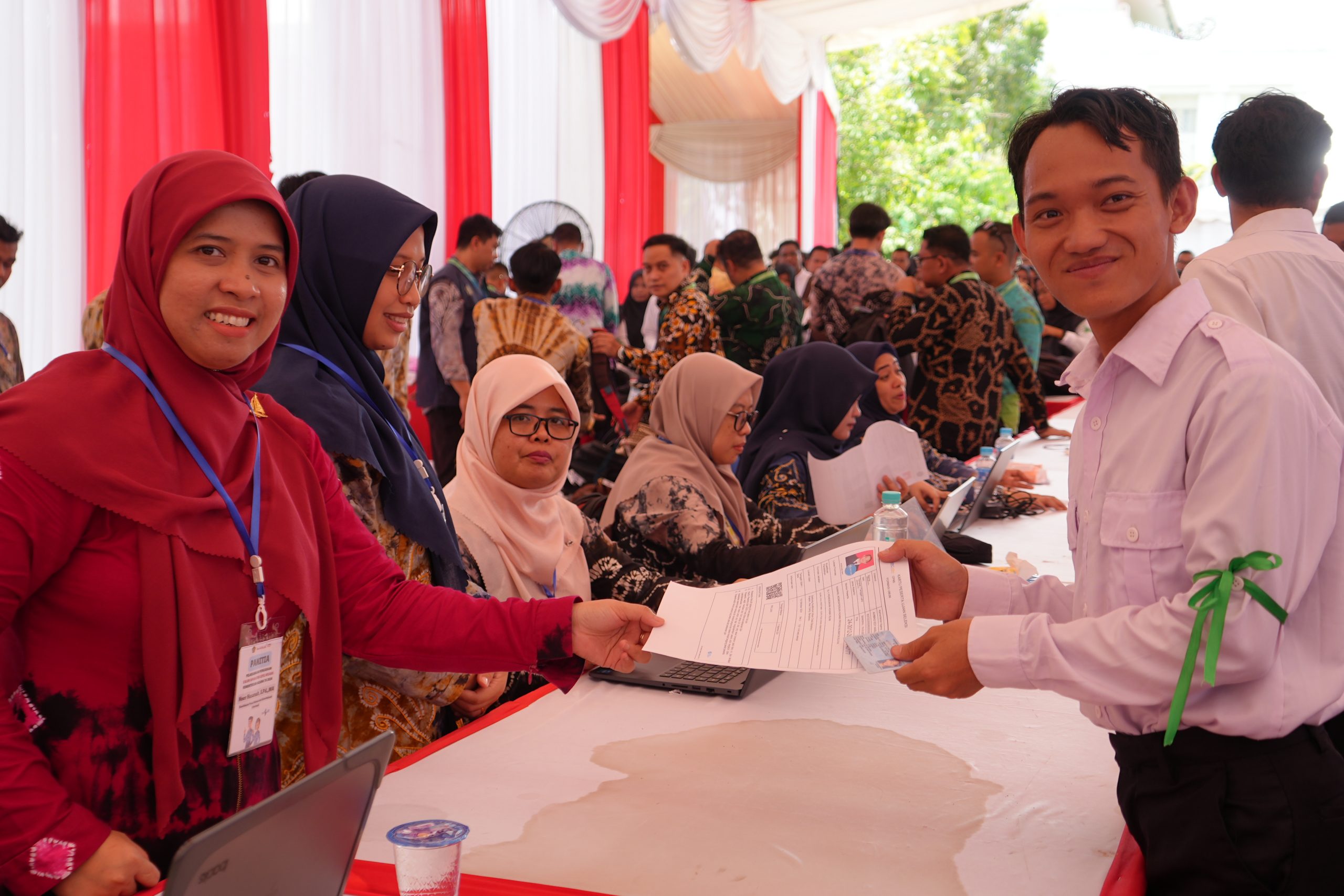 Salah satu alumni UIN Antasari yang mengikuti SKD CPNS Tahun 2024 di Gedung KH. Idham Chalid Banjarbaru (Foto:Humas/Baiti Rahmi)