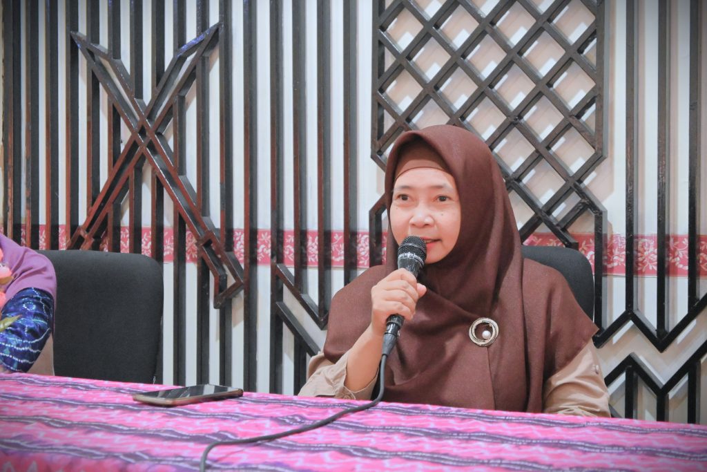 Wakil Dekan FTK UIN Antasari Bidang Kemahasiswaan dan Kerja Sama Dr. Hj. Tarwilah, M.Ag. saat memberikan sambutan (Foto:Humas/Achmad Magfur)