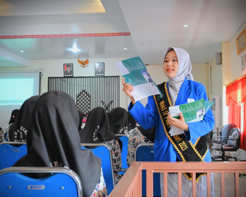 Wakil IV Putri Antasari 2023 saat bersemangat membagikan brosur (Foto:Humas/Achmad Magfur)