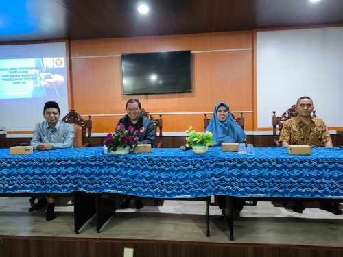 Kolonel (Sus) Dr. Harianto, S.Pd., M.Pd sebagai Narasumber Sosialisasi Strategi Pencegahan Terorisme dari Badan Nasional Penanggulangan Terorisme (BNPT) bersama Wakil Rektor Bidang Akademik dan Kelembagaan, Dekan serta Wakil Dekan Bidang Akademik dan Kelembagaan Fakultas Ushuluddin dan Humaniora.