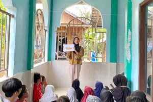 Ajak Anak-anak di Desa Malinau Kenal Bahasa Inggris, Mahasiswa KKN Gelar English Class