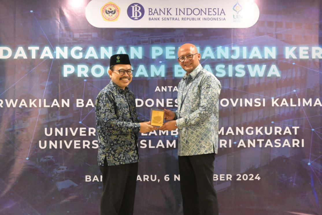 Penyerahan Cinderamata oleh Rektor UIN Antasari Banjarmasin kepada Pimpinan Bank Indonesia Kantor Wilayah kalimantan Selatan. (Foto:Humas/Baiti Rahmi)