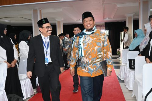 Rektor UIN Antasari bersama Asesor, Prof. Dr. Arifuddin Ahmad, M.Ag memasuki ruang Auditorium sesaat sebelum sesi penutupan. (Foto:Humas/Jamal Ripani)