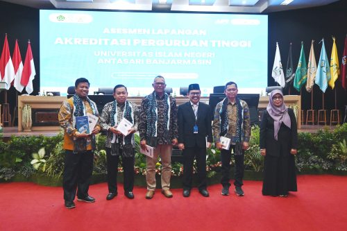 Rektor didampingi dengan Wakil rektor Bidang Kemahasiswaan dan Kerjasama seusai memberikan cinderamata kepada Asesor berupa buku. (Foto:Humas/Jamal Ripani)