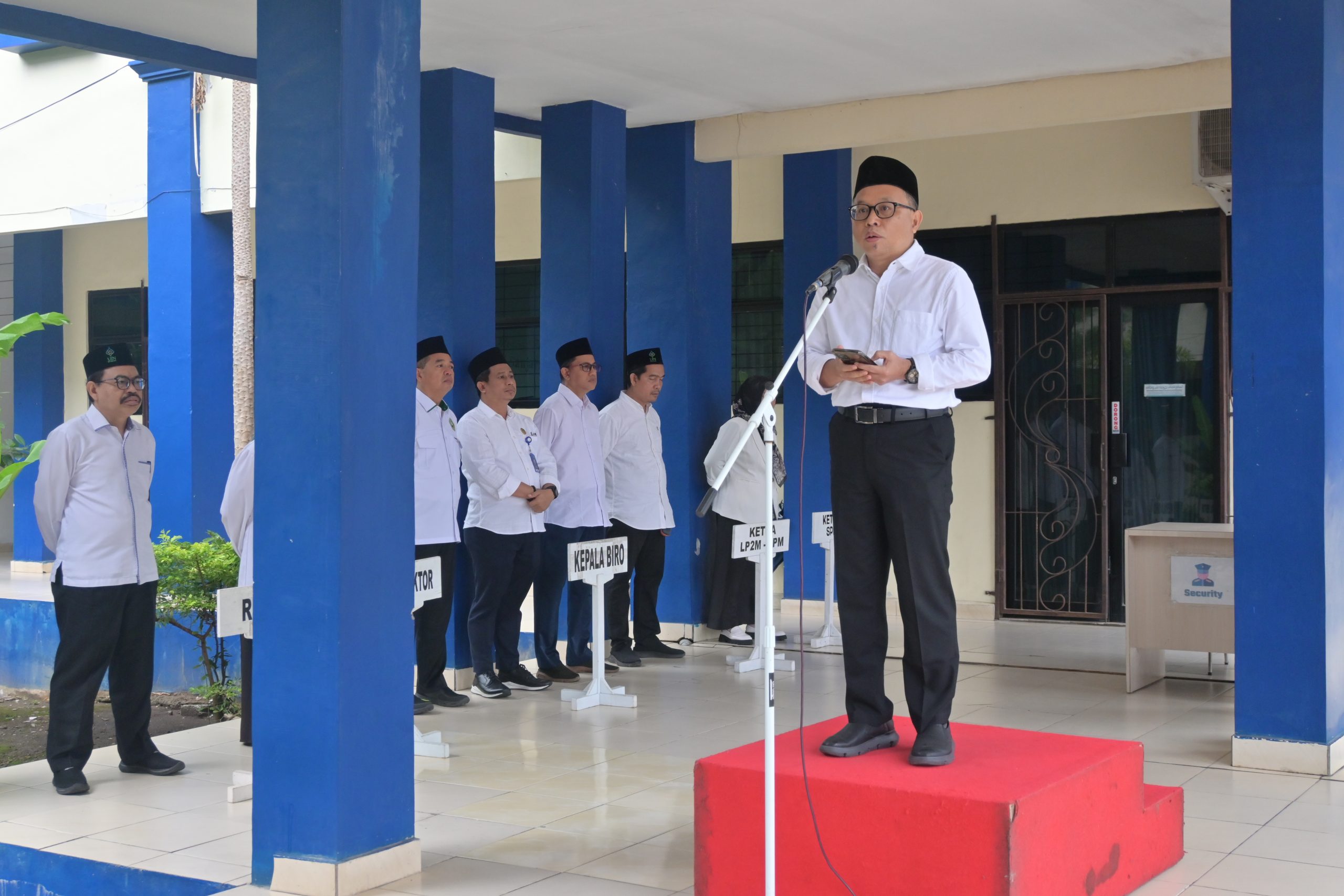 Wakil Rektor Bidang Kemahasiswaan dan Kerjasama, Dr. Irfan Noor, M.Hum saat menyampaikan amanat Apel. (Foto:Humas/Jamal ripani)