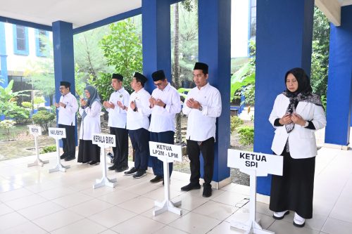 Para pimpinan UIN Antasari Banjarmasin mengikuti apel mingguan yang sedikit berbeda dari  sebelumnya. (Foto: Humas/Jamal Ripani)