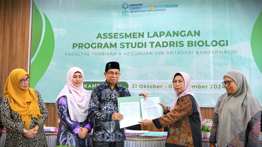 Dekan FTK UIN Antasari Dr. H. Hamdan, M.Pd. saat menerima laporan asesmen lapangan Prodi S-1 Tadris Biologi (Foto:Humas/Achmad Magfur)