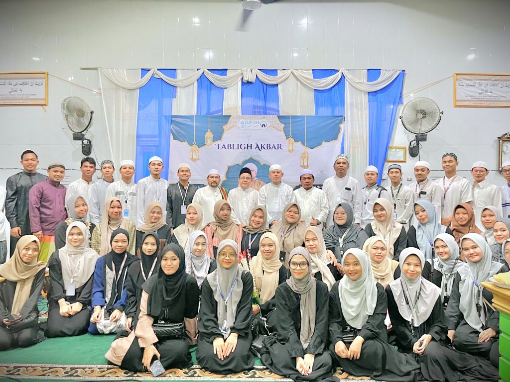 Foto bersama para mahasiswa KKN dengan penceramah, perwakilan LP2M, dan pimpinan FDIK.