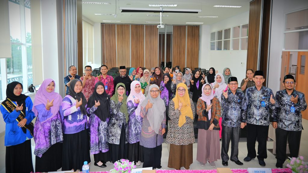 Foto bersama usai penutupan Asesmen Lapangan Prodi S-1 Tadris Biologi (Foto:Humas/Achmad Magfur)