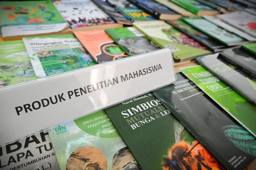 Karya-karya para mahasiswa saat diperlihatkan di asesmen lapangan Prodi S-1 Tadris Biologi (Foto:Humas/Achmad Magfur)