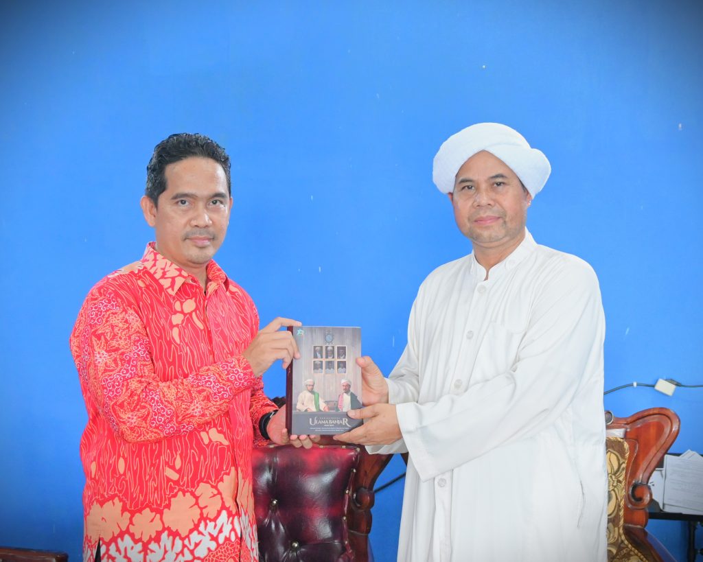 Ketua LP2M UIN Antasari saat menyerahkan Buku Ensiklopedi Ulama Banjar Edisi 2024 (Foto:Humas/Rudy Hermawan)