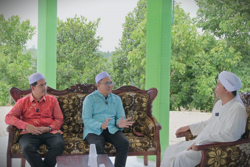 Ketua LP2M dan Koordinator PKBM saat berdialog dengan Tuan Guru Haji Muhammad Arsyad (Foto:Humas/Rudy Hermawan)