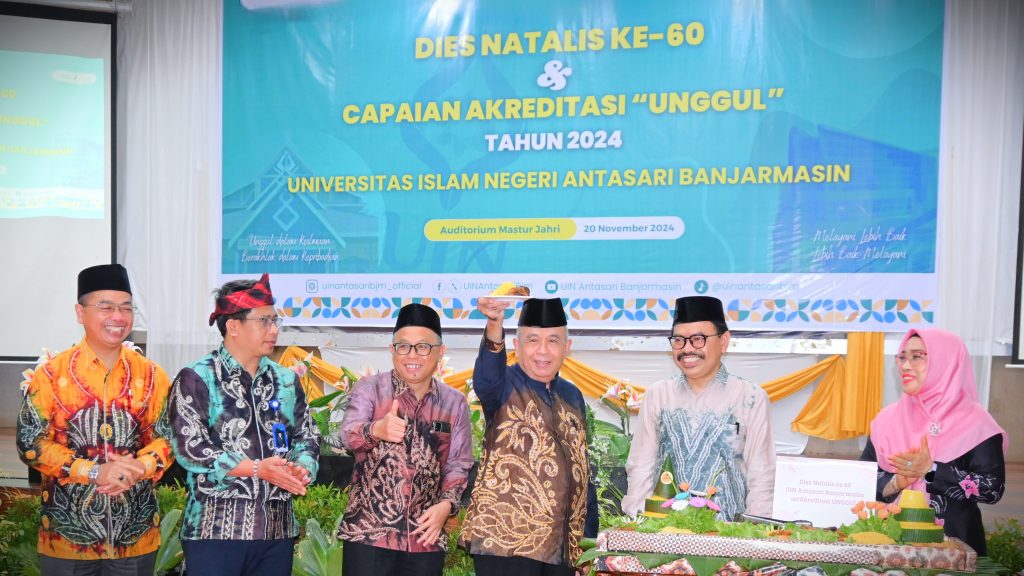 Ketua Senat Al-Jami'ah Prof. Dr. H. Abdul Hafiz Anshary AZ., M.A. saat memperlihatkan potongan tumpeng pertama (Foto:Humas/Jamal Ripani)