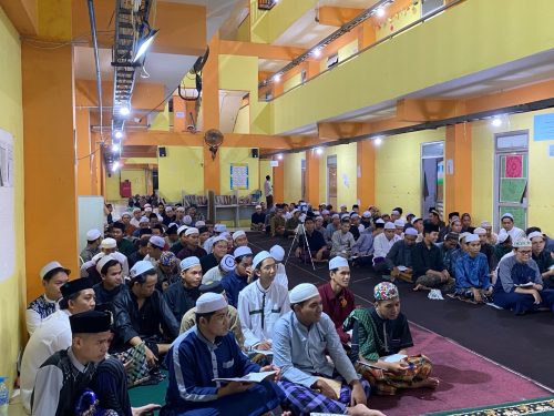 Maha Santri Saat Mendengarkan Tausiah (Foto: Dokumentasi Ma’had al-Jamiah UIN Antasari Banjarmasin) 